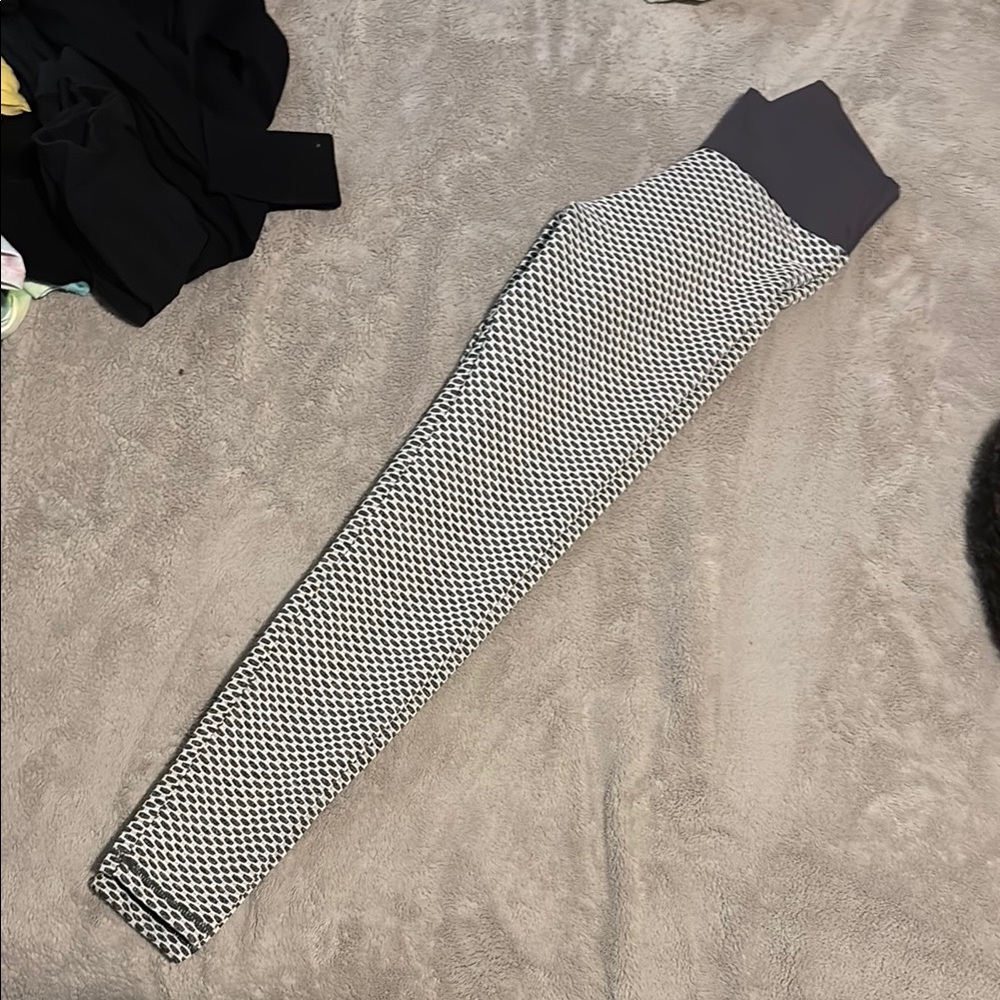 Amazon Essentials Women's Patterned Leggings